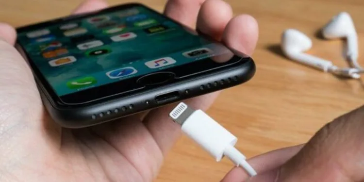 Apple, iPhone’daki şarj soketlerini değiştiriyor
