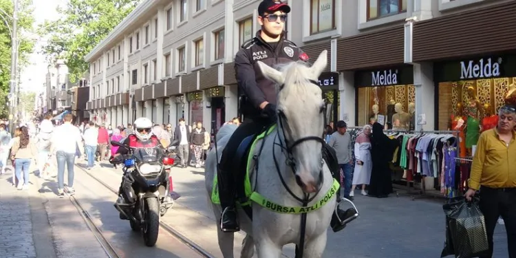 Bursa’da caddelerin güvenliği atlı polislere emanet