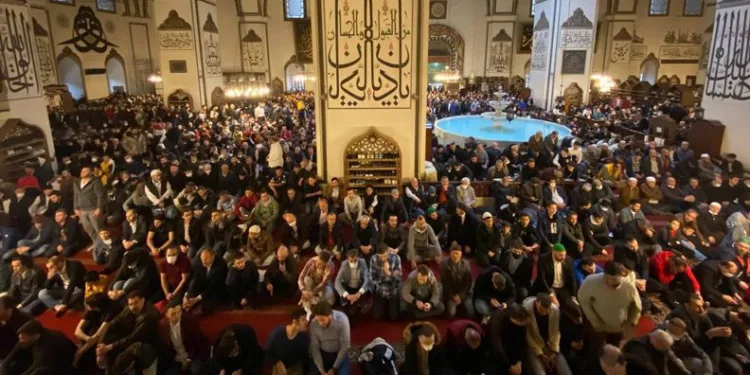 Bursalılar bayram namazı için camilere akın etti
