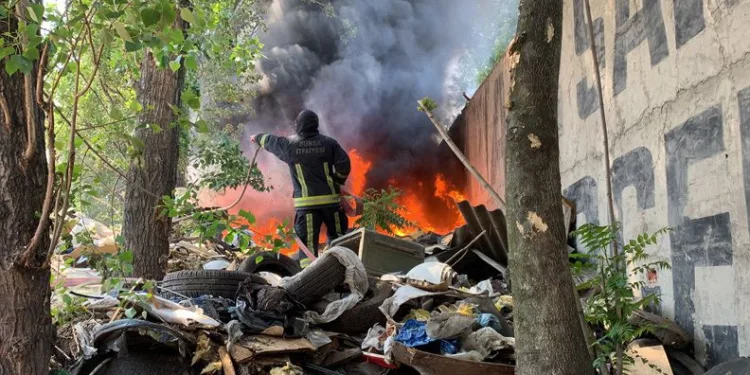 Bursa’da boşaltılan hurdalıkta yangın