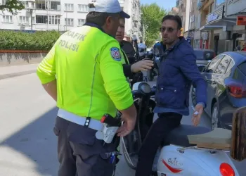 Polise tepki gösterip ceza makbuzunu yırttı