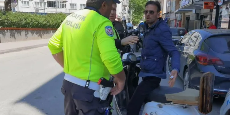 Polise tepki gösterip ceza makbuzunu yırttı