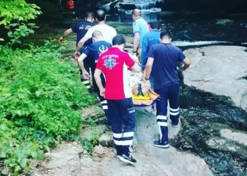 Bursa’da kayalıklardan düştüğü derede mahsur kaldı