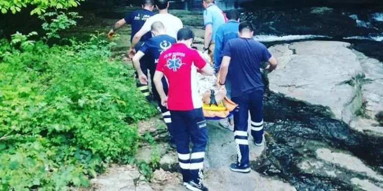 Bursa’da kayalıklardan düştüğü derede mahsur kaldı