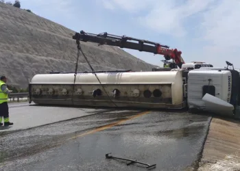 Bursa’da otomobile çarpan tanker devrildi