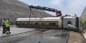 Bursa’da otomobile çarpan tanker devrildi