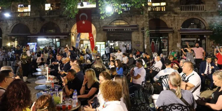 Bursa Koza Han’da kahve sohbetleri