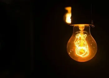 Elektrikler kesilince yanlış damatlarla evlendiler