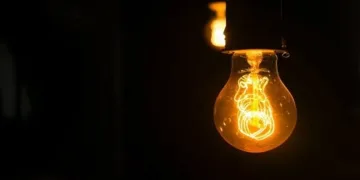 Elektrikler kesilince yanlış damatlarla evlendiler
