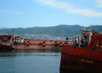 Bağlanan gemiler günden güne çürüyorlar