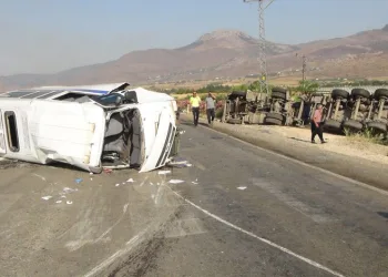 Öğrenci servisi TIR’la çarpıştı:11 yaralı