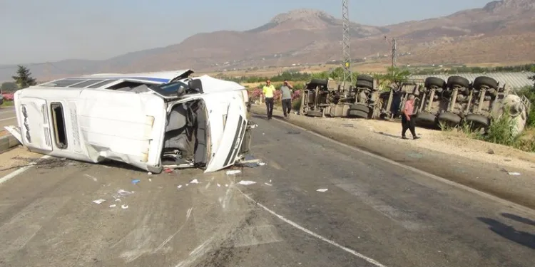 Öğrenci servisi TIR’la çarpıştı:11 yaralı