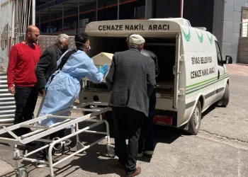 Keneyi eliyle ezince hayatını kaybetti