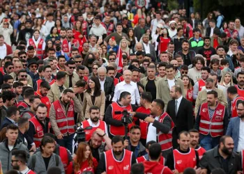 Kılıçdaroğlu gençlerle Anıtkabir’e yürüdü