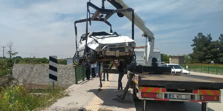 Bursa’da virajı alamayınca köprüden uçtu