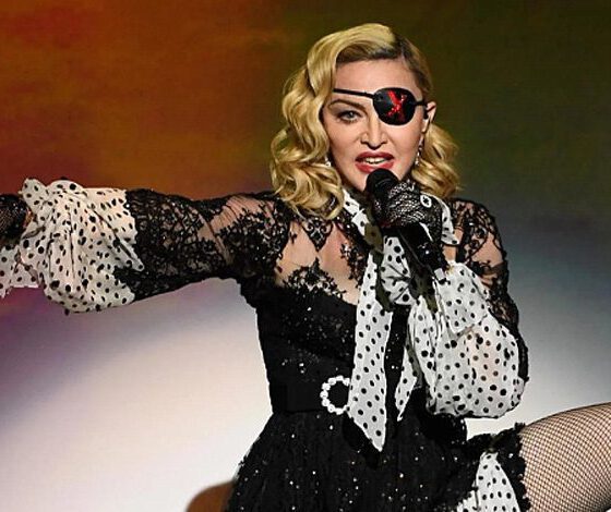 Madonna'ya müstehcen görüntüler nedeniyle canlı yayın yasağı