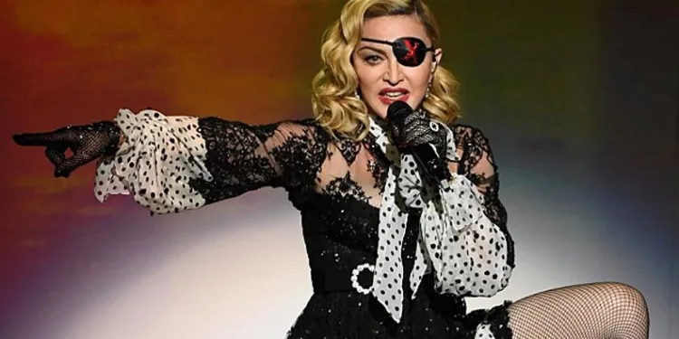 Madonna’ya müstehcen görüntüler nedeniyle canlı yayın yasağı
