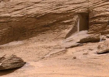 Mars’ta gizemli kapı