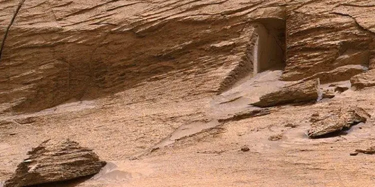 Mars’ta gizemli kapı
