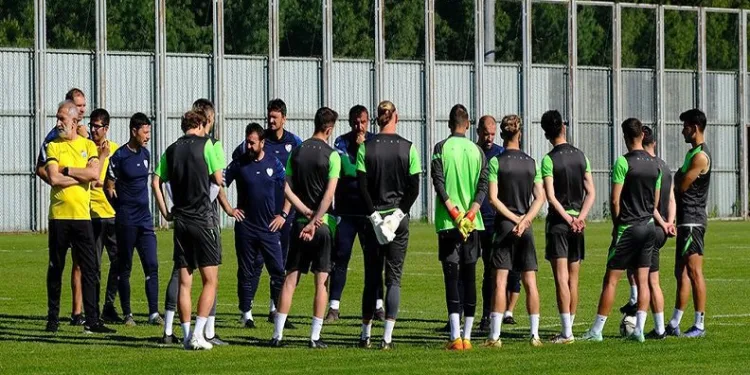 Bursaspor antrenmanında sadece 10 genç isim vardı