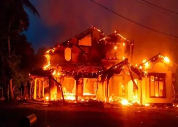 Ülkede sular durulmuyor! Başbakanın evi ateşe verildi