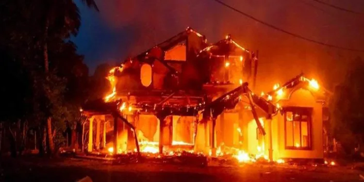 Ülkede sular durulmuyor! Başbakanın evi ateşe verildi