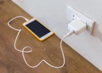 Telefonu şarja takarken akıma kapılıp öldü