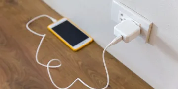 Telefonu şarja takarken akıma kapılıp öldü
