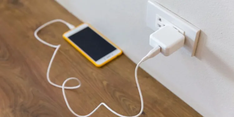 Telefonu şarja takarken akıma kapılıp öldü