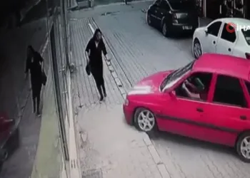Kaldırımda yürüyen kadın kabusu yaşadı