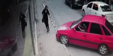 Kaldırımda yürüyen kadın kabusu yaşadı