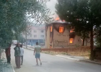 Bursa’da ahşap ev yangında küle döndü