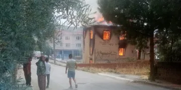 Bursa’da ahşap ev yangında küle döndü