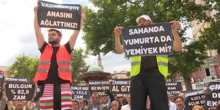 İYİ Parti Bursa’dan tahta bacaklı zam protestosu