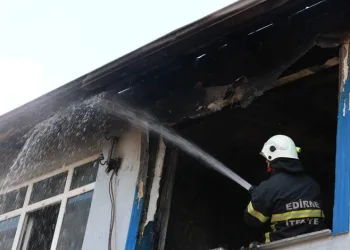Annesini ve evi benzin döküp yaktı