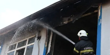 Annesini ve evi benzin döküp yaktı