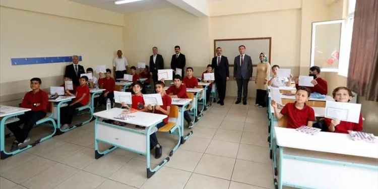 İnegöl’de öğrencilerin karne heyecanına ortak oldular