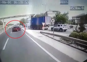 3 kişinin öldüğü feci kaza kamerada! Durağa daldı