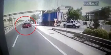 3 kişinin öldüğü feci kaza kamerada! Durağa daldı
