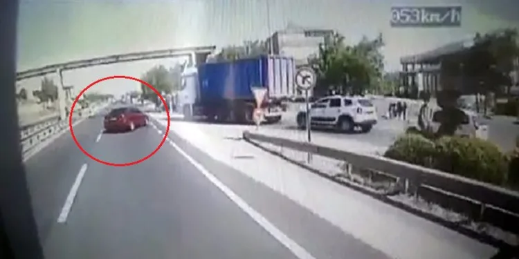 3 kişinin öldüğü feci kaza kamerada! Durağa daldı