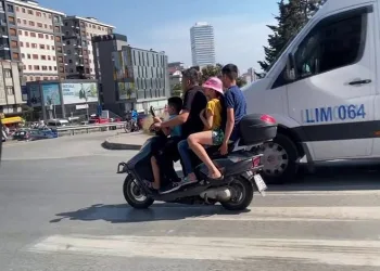 Motosiklet üzerinde aile boyu tehlikeli yolculuk