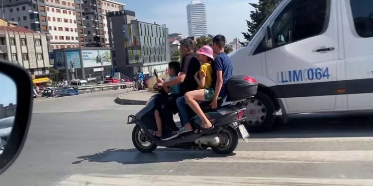 Motosiklet üzerinde aile boyu tehlikeli yolculuk