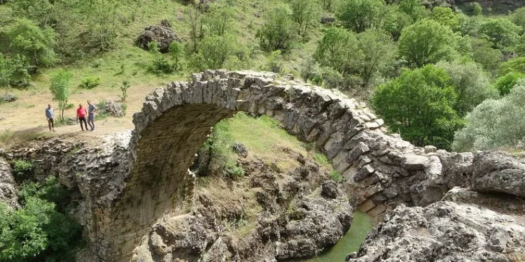 2 bin yıllık köprü yıllara meydan okuyor