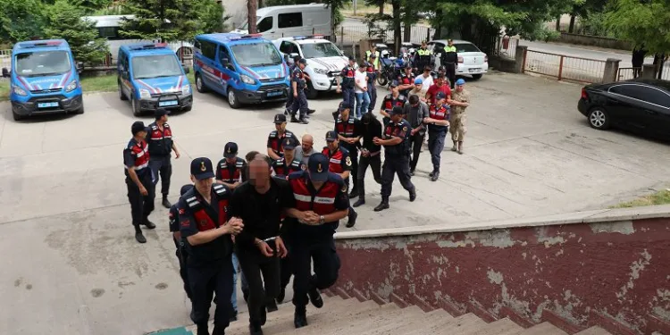 Uyuşturucu imalathanelerine baskında 11 gözaltı