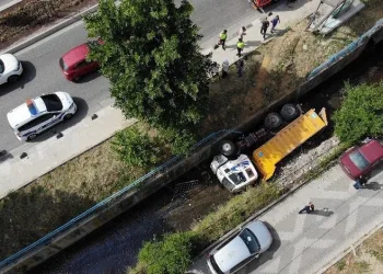 Freni tutmayan hafriyat kamyonu kanala uçtu