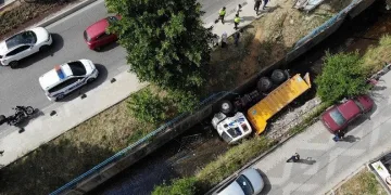 Freni tutmayan hafriyat kamyonu kanala uçtu