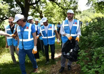 Başkan Tanır, gönüllülerle birlikte çöp topladı