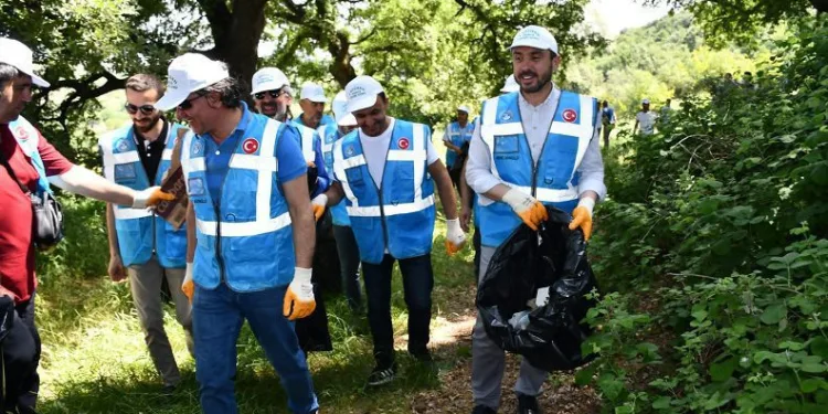 Başkan Tanır, gönüllülerle birlikte çöp topladı