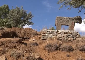 Tescilli mezarlıkta kaçak kazı