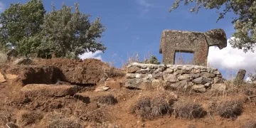 Tescilli mezarlıkta kaçak kazı